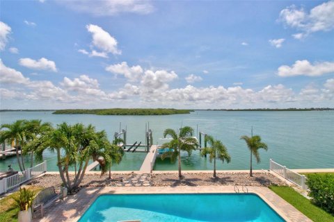 House in Madeira Beach, Florida 4 bedrooms, 285.4 sq.m. № 2140078