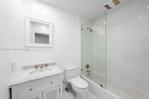 Снять в аренду виллу или дом в Корал-Гейблс, Флорида 4 спальни, 464.98м2, № 2078245 - фото 20