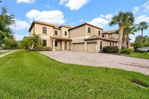 House in Davenport, Florida 5 bedrooms, 336.58 sq.m. № 1900027 - photo 1