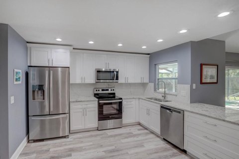House in Palm Harbor, Florida 4 bedrooms, 179.49 sq.m. № 1566390 - photo 10