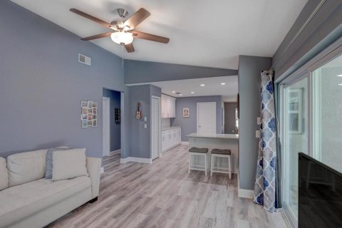 House in Palm Harbor, Florida 4 bedrooms, 179.49 sq.m. № 1566390 - photo 16