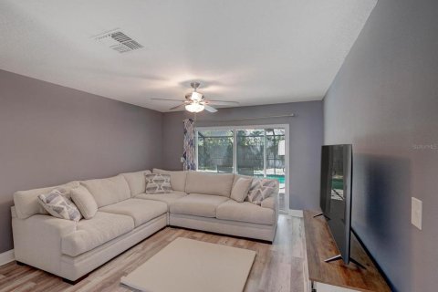 House in Palm Harbor, Florida 4 bedrooms, 179.49 sq.m. № 1566390 - photo 4