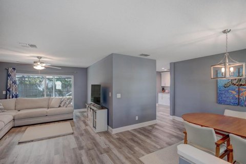 House in Palm Harbor, Florida 4 bedrooms, 179.49 sq.m. № 1566390 - photo 3