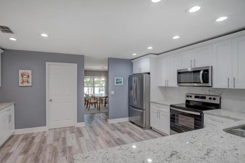 House in Palm Harbor, Florida 4 bedrooms, 179.49 sq.m. № 1566390 - photo 12