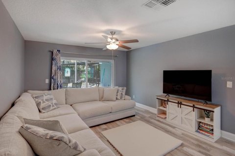 House in Palm Harbor, Florida 4 bedrooms, 179.49 sq.m. № 1566390 - photo 5