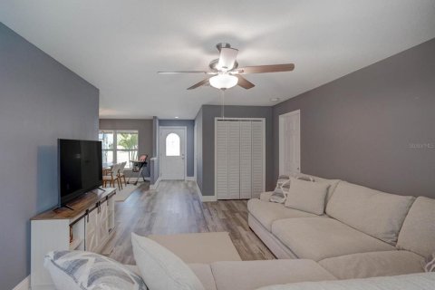 House in Palm Harbor, Florida 4 bedrooms, 179.49 sq.m. № 1566390 - photo 6