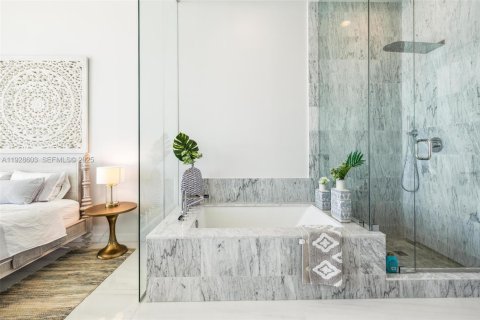 Condominio en venta en Miami, Florida, 4 dormitorios, 224.64 m2 № 2034478 - foto 21