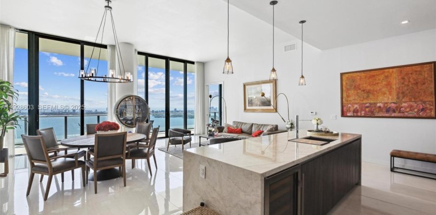 Condominio en Miami, Florida, 4 dormitorios  № 2034478