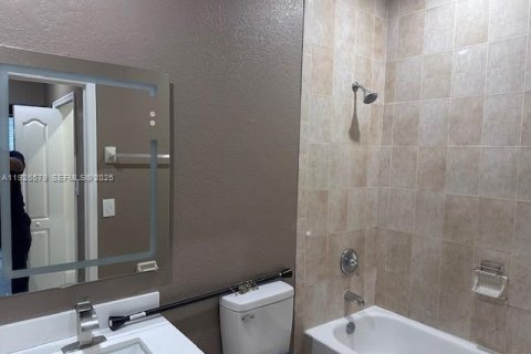 Townhouse in Hialeah, Florida 2 bedrooms № 1986487 - photo 12