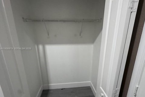 Townhouse in Hialeah, Florida 2 bedrooms № 1986487 - photo 11