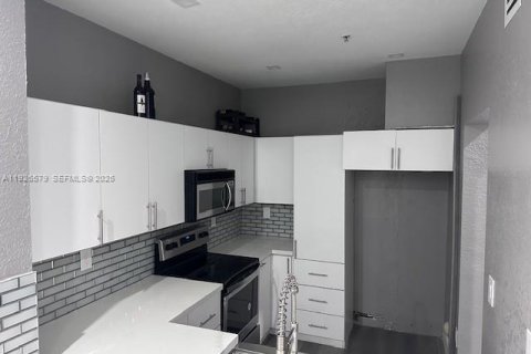 Townhouse in Hialeah, Florida 2 bedrooms № 1986487 - photo 2