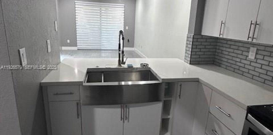 Townhouse in Hialeah, Florida 2 bedrooms № 1986487