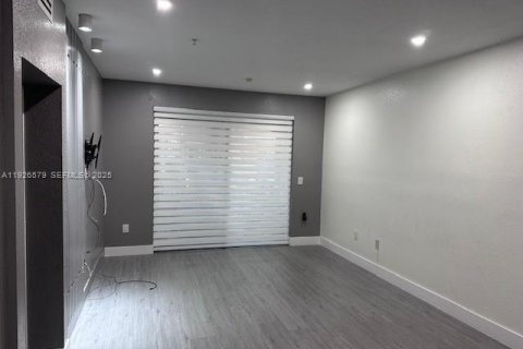 Townhouse in Hialeah, Florida 2 bedrooms № 1986487 - photo 4