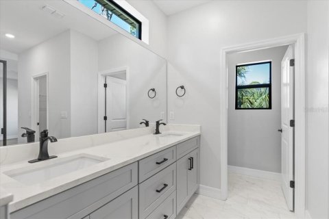 House in North Port, Florida 4 bedrooms, 184.88 sq.m. № 1572854 - photo 28