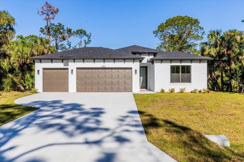 House in North Port, Florida 4 bedrooms, 184.88 sq.m. № 1572854 - photo 1
