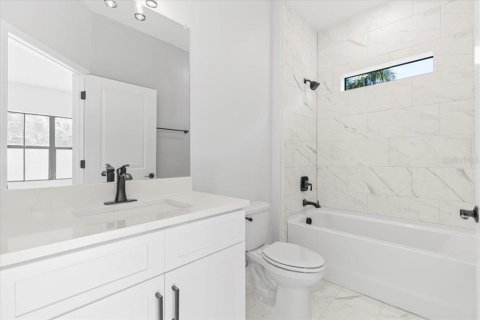 House in North Port, Florida 4 bedrooms, 184.88 sq.m. № 1572854 - photo 6