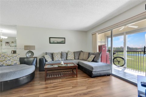 Condo in Pembroke Pines, Florida, 2 bedrooms  № 1863004 - photo 3