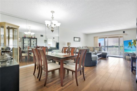 Condo in Pembroke Pines, Florida, 2 bedrooms  № 1863004 - photo 5
