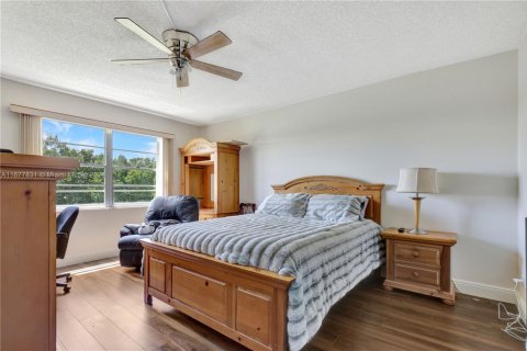 Condo in Pembroke Pines, Florida, 2 bedrooms  № 1863004 - photo 12