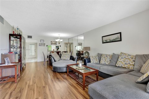 Condo in Pembroke Pines, Florida, 2 bedrooms  № 1863004 - photo 11