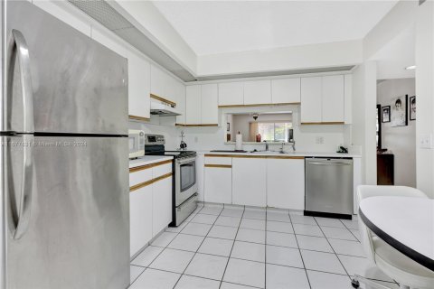 Condo in Pembroke Pines, Florida, 2 bedrooms  № 1863004 - photo 8