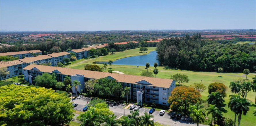 Condo in Pembroke Pines, Florida, 2 bedrooms  № 1863004