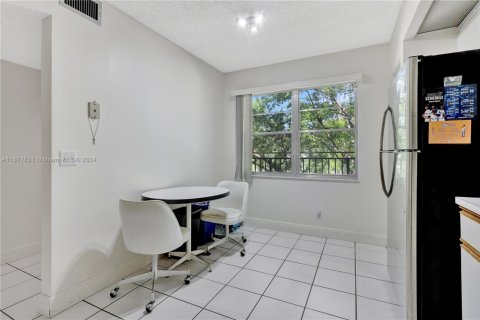 Condo in Pembroke Pines, Florida, 2 bedrooms  № 1863004 - photo 9