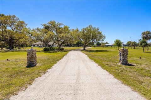 House in LaBelle, Florida 5 bedrooms № 2176442 - photo 28