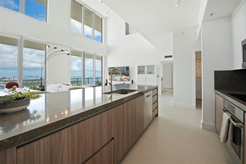 Condo in Miami, Florida, 2 bedrooms № 2081201 - photo 2