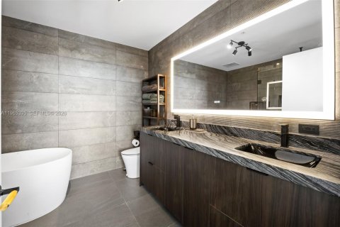 Condo in Miami, Florida, 2 bedrooms № 2081201 - photo 15