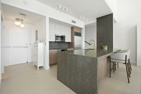 Condo in Miami, Florida, 2 bedrooms № 2081201 - photo 4