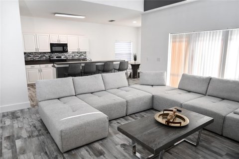 House in Kissimmee, Florida 5 bedrooms, 267.19 sq.m. № 2330633 - photo 6