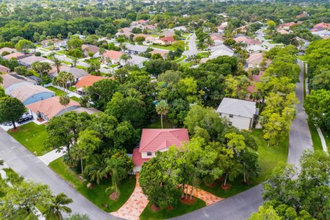 House in Lauderhill, Florida 4 bedrooms, 325.53 sq.m. № 2082921 - photo 2