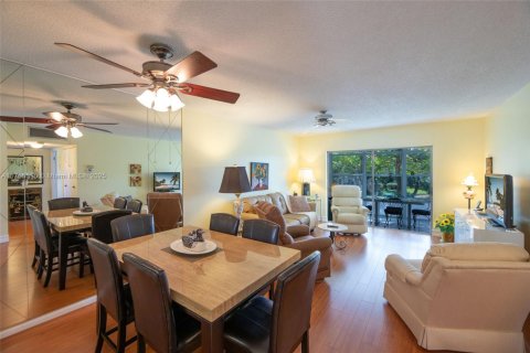 Condo in Lauderdale Lakes, Florida, 2 bedrooms  № 1892558 - photo 4