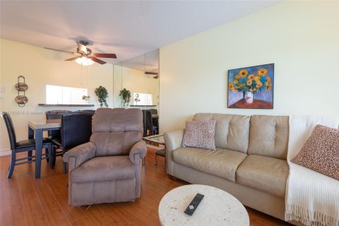 Condo in Lauderdale Lakes, Florida, 2 bedrooms  № 1892558 - photo 9