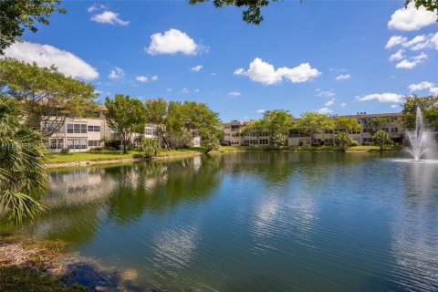 Condo in Lauderdale Lakes, Florida, 2 bedrooms  № 1892558 - photo 1