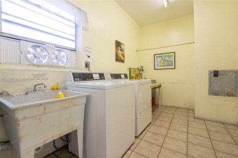 Condo in Lauderdale Lakes, Florida, 2 bedrooms  № 1892558 - photo 28