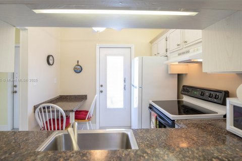 Condo in Lauderdale Lakes, Florida, 2 bedrooms  № 1892558 - photo 12