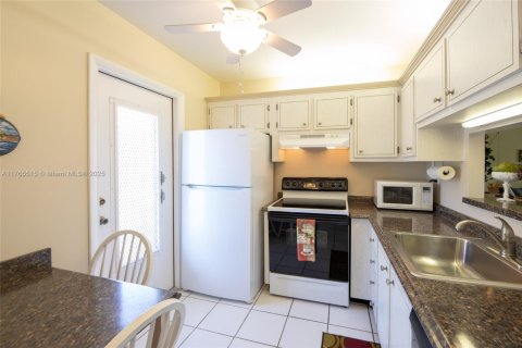 Condo in Lauderdale Lakes, Florida, 2 bedrooms  № 1892558 - photo 13