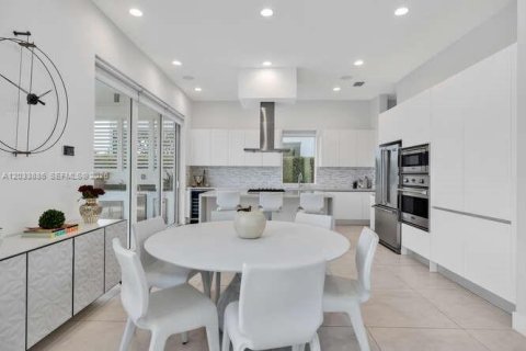 Casa en alquiler en Doral, Florida, 5 dormitorios, 429.95 m2 № 2085468 - foto 8