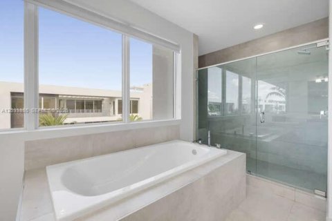 Casa en alquiler en Doral, Florida, 5 dormitorios, 429.95 m2 № 2085468 - foto 17