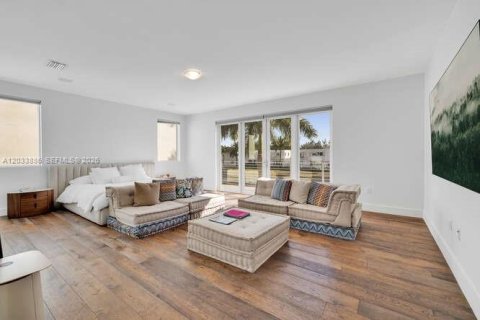Casa en alquiler en Doral, Florida, 5 dormitorios, 429.95 m2 № 2085468 - foto 12