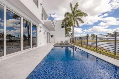Casa en alquiler en Doral, Florida, 5 dormitorios, 429.95 m2 № 2085468 - foto 29