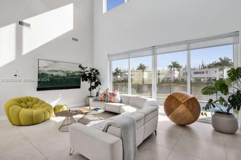 Casa en alquiler en Doral, Florida, 5 dormitorios, 429.95 m2 № 2085468 - foto 10