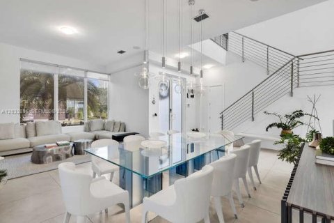 Casa en alquiler en Doral, Florida, 5 dormitorios, 429.95 m2 № 2085468 - foto 7