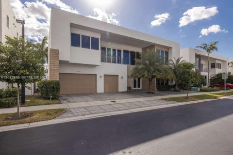 Casa en Doral, Florida 5 dormitorios, 429.95 m2 № 2085468