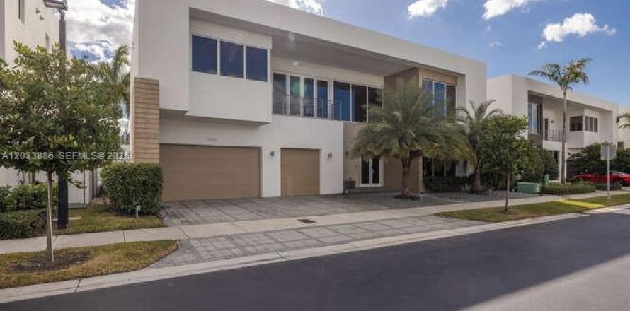 Casa en Doral, Florida 5 dormitorios, 429.95 m2 № 2085468