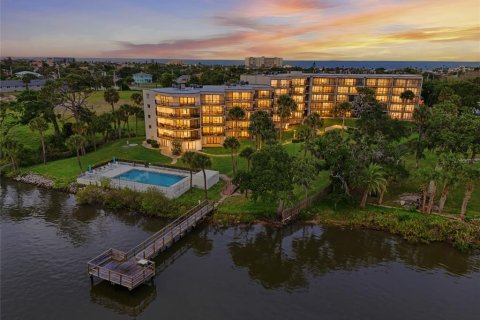 Condominio en Daytona Beach, Florida, 3 dormitorios № 2296630