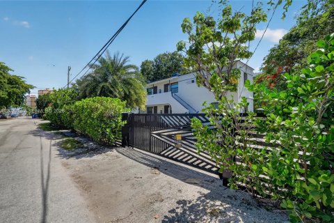 Appartement à louer à Miami, Floride: 2 chambres, 260.68 m2 № 2085644 - photo 2