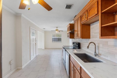 Villa ou maison à vendre à Indian Rocks Beach, Floride: 3 chambres, 115.38 m2 № 1725333 - photo 15